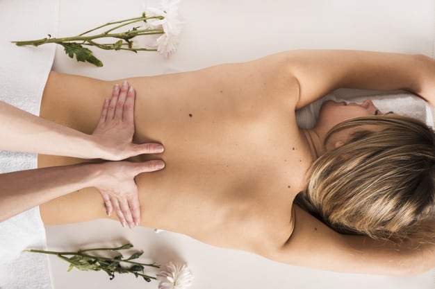 rugmassage van jonge vrouw