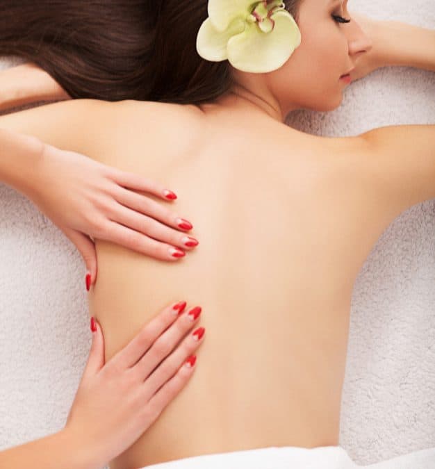 Hotstone massage van vrouw
